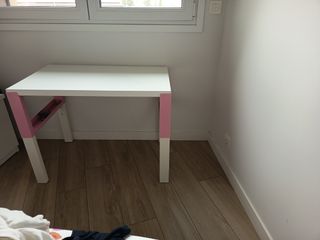 Escritorio infantil Ikea blanco y rosa