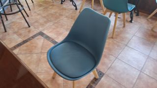 Sillas azules de plástico y madera