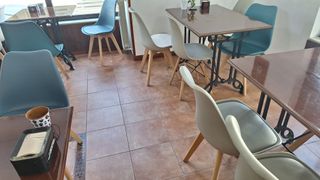 Sillas azules de plástico y madera