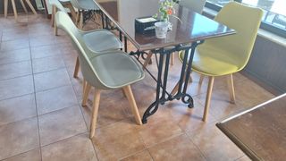 Sillas azules de plástico y madera