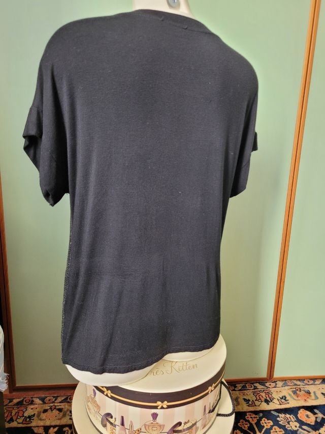 Top nero elasticizzato con paillettes