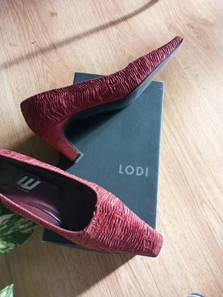 Zapatos de tacón Lodi marrón cobrizo y drapeado.
