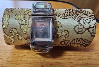 Reloj Guess con diseño de lujo
