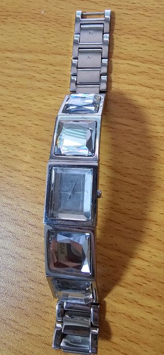 Reloj Guess con diseño de lujo