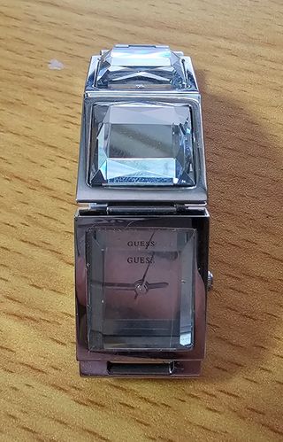 Reloj Guess con diseño de lujo