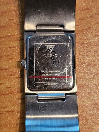 Reloj Guess con diseño de lujo