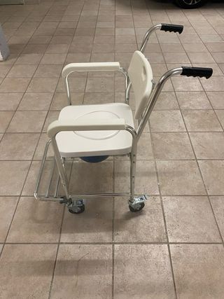 Silla de ducha/WC con reposapiés abatibles. 