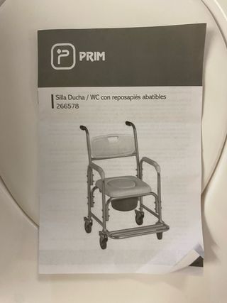 Silla de ducha/WC con reposapiés abatibles. 