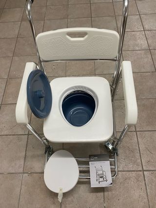 Silla de ducha/WC con reposapiés abatibles. 