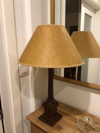 Lámpara de pie de madera con pantalla