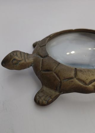 Lupa antigua  en forma de tortuga – Bronce