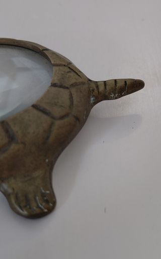 Lupa antigua  en forma de tortuga – Bronce