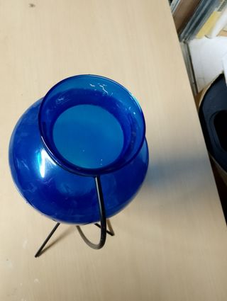 Ánfora de cristal azul con soporte