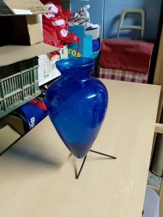 Ánfora de cristal azul con soporte