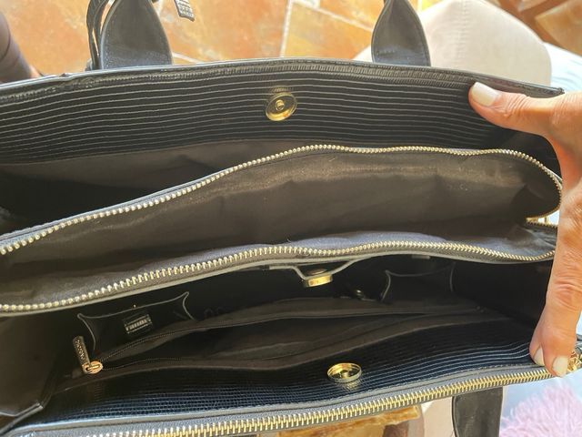 Bolso grande negro y dorado