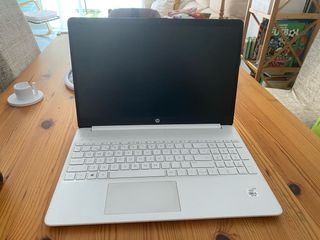 Ordenador portátil HP blanco con funda