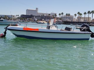 Barco de fibra blanco y azul