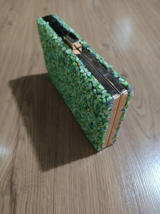 Bolso de fiesta verde con pedreria