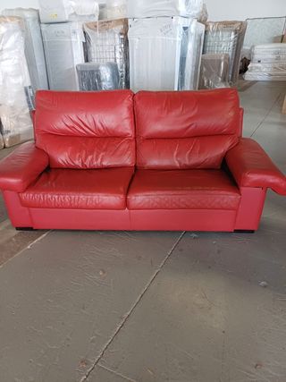 Sofá de piel rojo