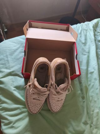Zapatillas Nike Beige y Blancas