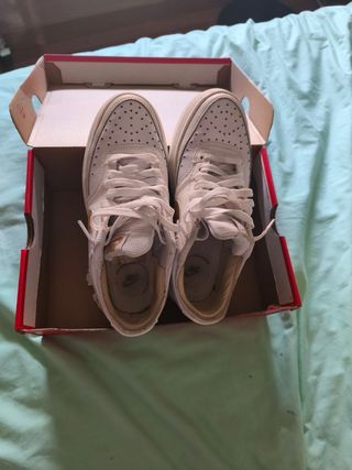 Zapatillas Nike Beige y Blancas