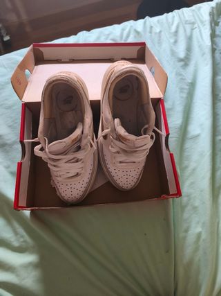 Zapatillas Nike Beige y Blancas