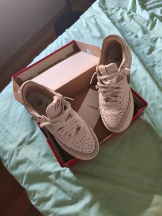 Zapatillas Nike Beige y Blancas