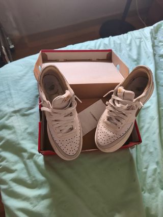 Zapatillas Nike Beige y Blancas