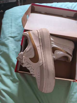 Zapatillas Nike Beige y Blancas
