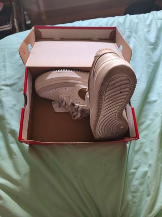 Zapatillas Nike Beige y Blancas