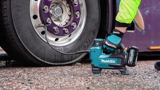 Bomba de batería Makita MP001GZ 40Vmax XGT