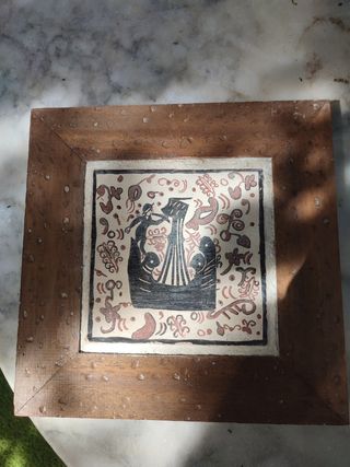 Azulejo decorativo con marco de madera,.