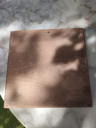 Azulejo decorativo con marco de madera,.