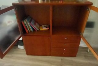 Vitrina de madera con puertas de cristal