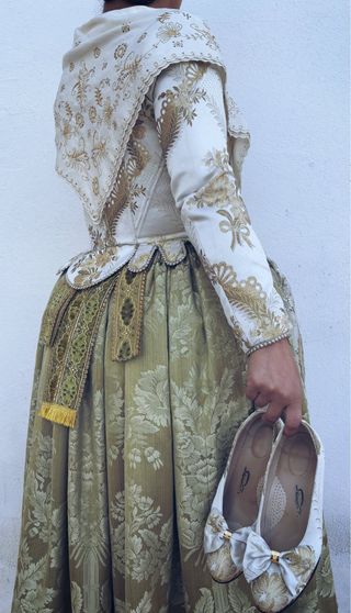 Corpiño fallera bordado oro y blanco.