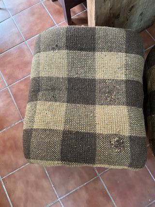 Antiguo sillón y puff de tela
