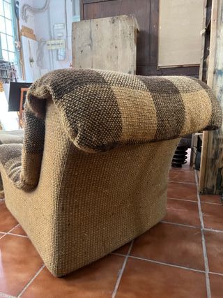Antiguo sillón y puff de tela