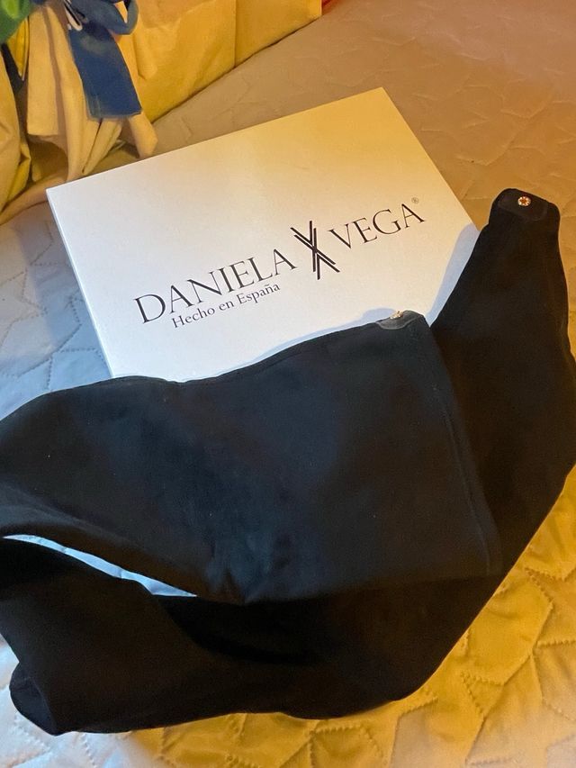 Botas de ante negras encima de la rodilla