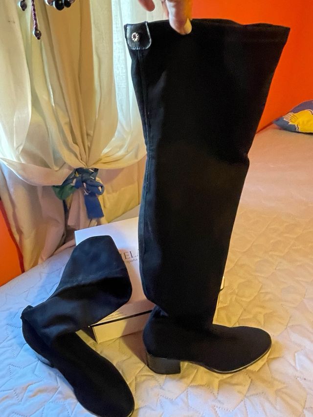 Botas de ante negras encima de la rodilla