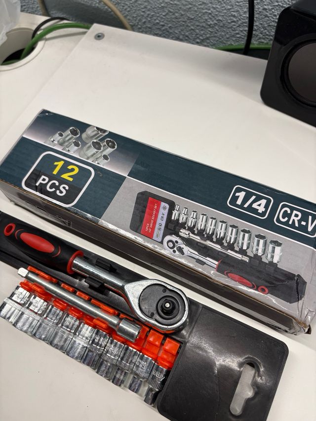 Carraca y Vasos 1/4 CR-V 12 Piezas