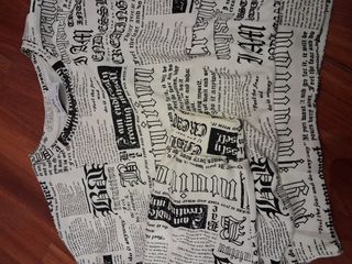 Felpa crop top stampa giornale