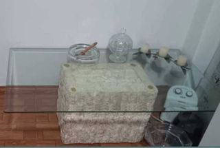 Mesa de vidro e pedra