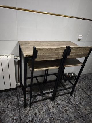 Mesa alta con 2 taburetes