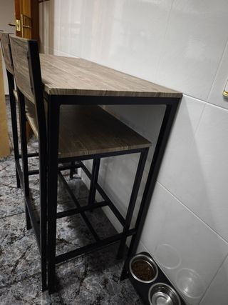 Mesa alta con 2 taburetes