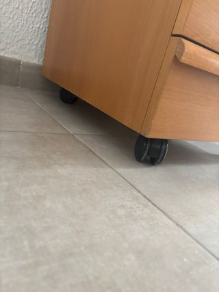 Cajonera de madera con ruedas