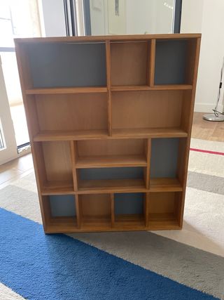 Estantería de madera clásica 