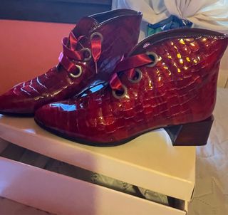 Botines charol rojos con cordones