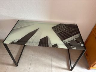 Escritorio de cristal y metal con diseño