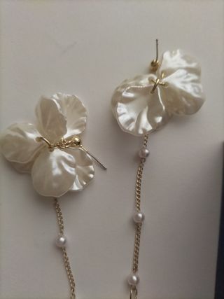 Pendientes largos perlas diseño flor