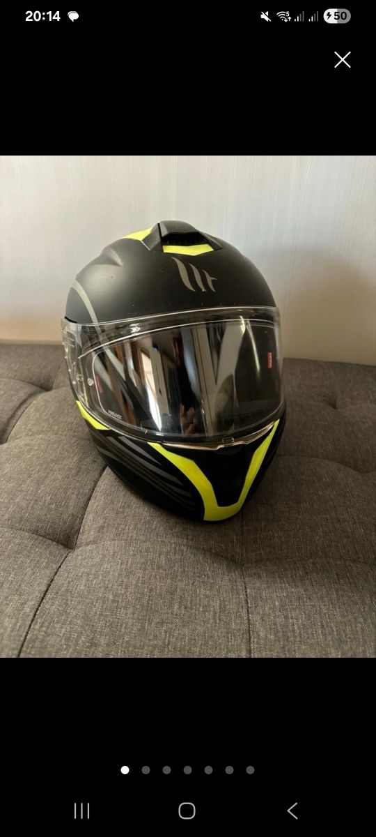 Casco de moto MT negro y amarillo